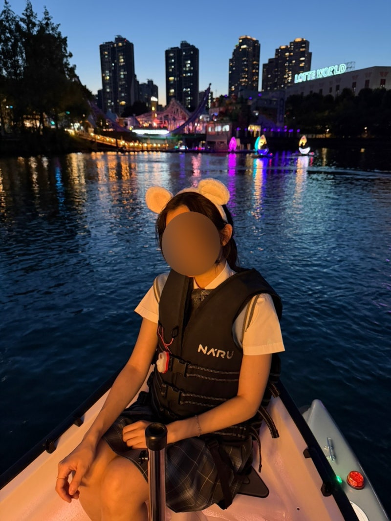 [Jamsil] Lotte World: Magic Pass Weekend Visit Review (feat. School Uniform Rental, Junji Ito Pop-up, Moon Boat, etc.)