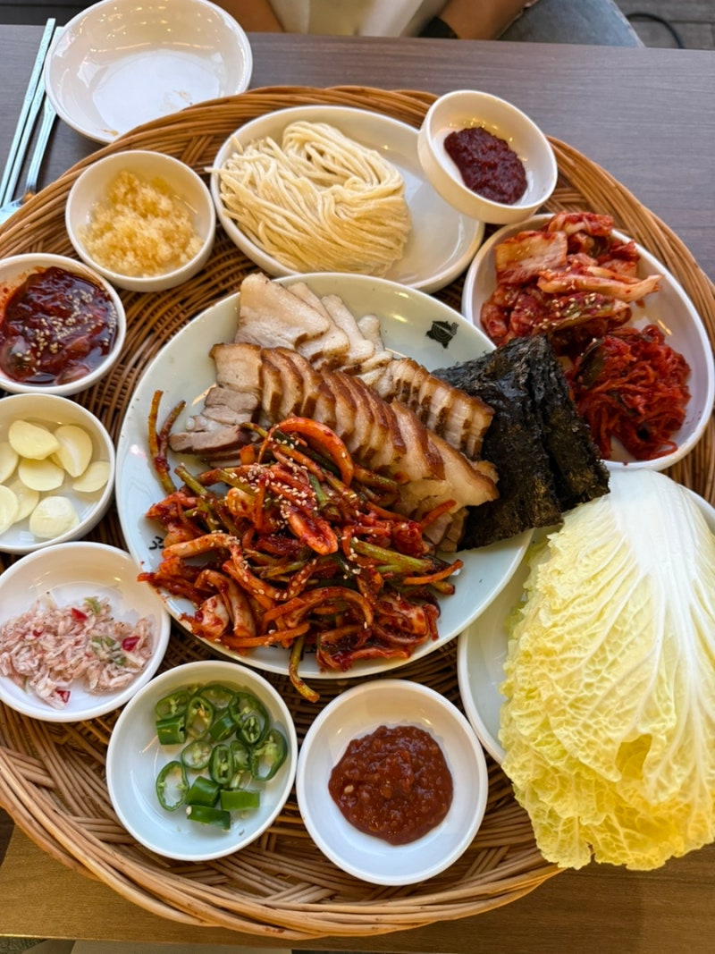 [서울 은평구] 연신내 보쌈맛집 어서와 칼국수 ｜야장에서 보쌈과 칼국수 솔직후기