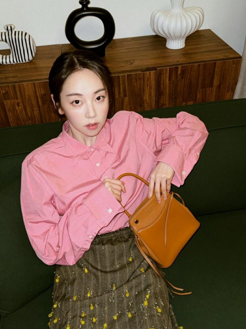 안소희 맞아? 핑크 셔츠 하나 입었을 뿐인데…“인형이 따로 없네” 역대급 청순미 폭발