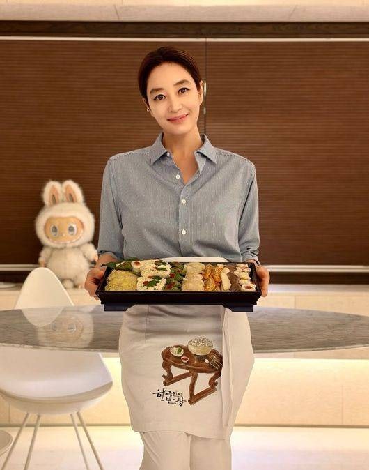 김혜수 56세 단아한 추석인사, 명절 음식 든 채 해피 추석