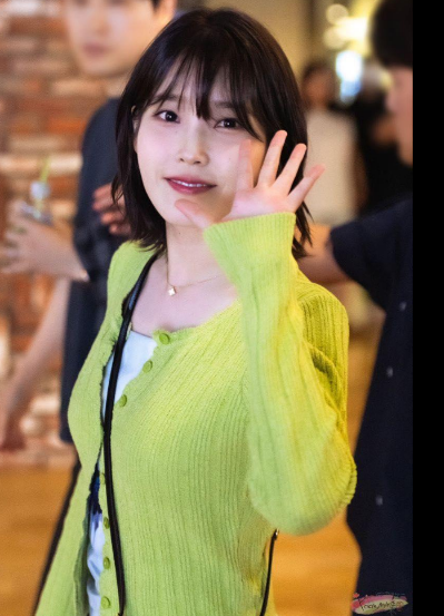 똑같은 아이유인데 분위기가 확 달라졌다…단발 후 더 예뻐 보인 가디건 코디