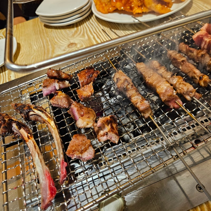 [건대 맛집] 입구부터 간판이 2개?! 대흥 양다리 바베큐 건대점 양갈비에 꿔바로우, 양꼬치까....