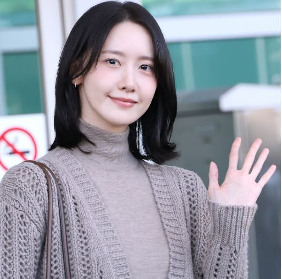 윤아 공항룩 어디꺼? 가디건 298만원·가방 350만원…막스마라 풀착장 가을룩