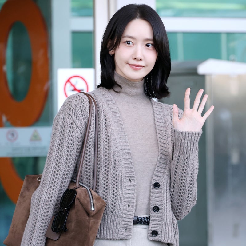 윤아가 완성한 막스마라 풀착장 베이지 가을 공항패션