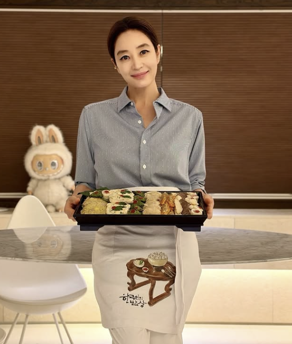 김혜수, 앞치마 두르고 한상차림 들었다…이번 추석 사진 눈길