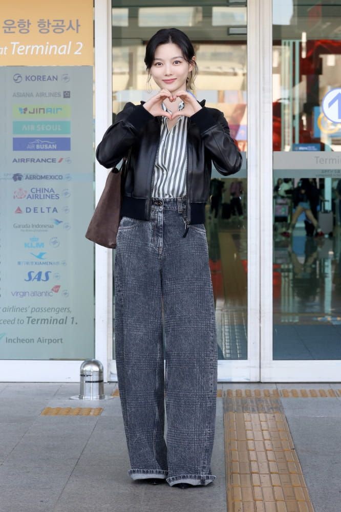 김유정 공항패션, 브루넬로 쿠치넬리 레더 자켓이 뭐길래…밀라노行 시크룩 총정리