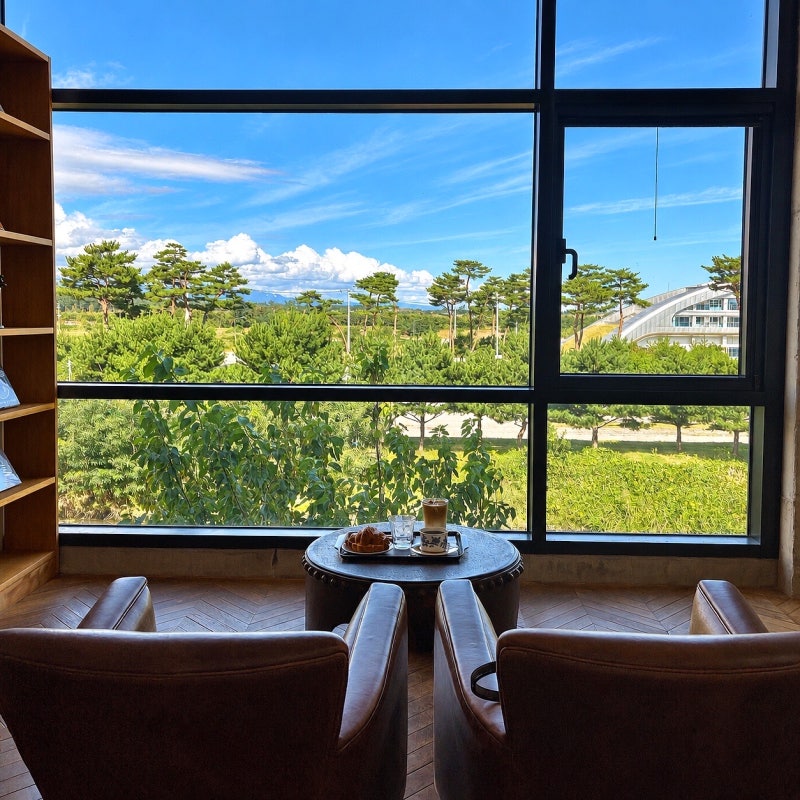 Terarosa Gyeongpo Lake Branch: Gangneung's Large Cafe at Gyeongpo Lake, Try the Gangneung Cream Latte and Full Moon Blend