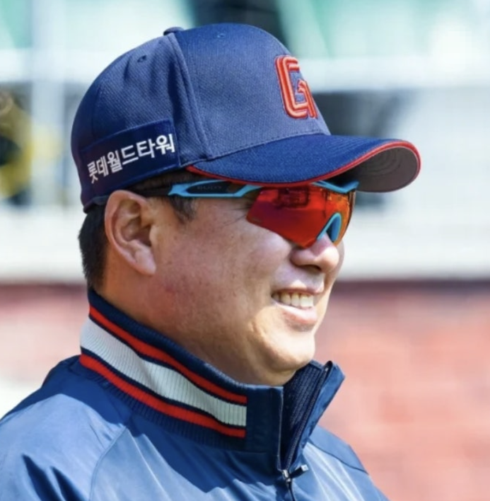 “선수 보강엔 돈 안 쓰고 감독만 바꾸면 정말 팀이 달라질까?” 선수단 보강 없이 반복되는 ....