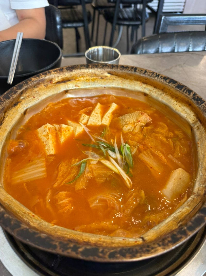 동탄 반송동 맛집 고기집 양푼이김치찌개&삼겹살 통삼겹살 통째로 들어가 있네