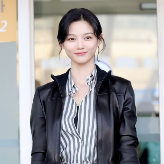 김유정 가죽자켓 코디, 셔츠 레이어드로 완성한 가을 공항패션
