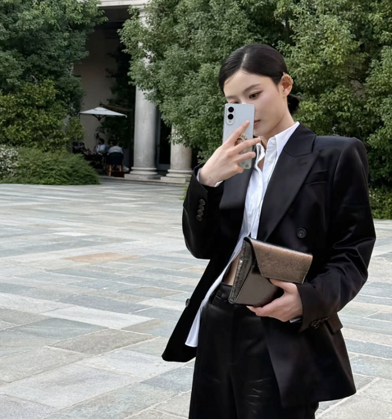 "기업 총수인 줄" 김유정 복근 노출까지 파격적인 수트룩