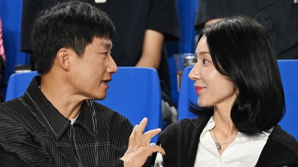 한국-에콰도르전 카메라에 잡힌 깜짝 손님…수원삼성 이정효 감독 부부 '직관 포착'