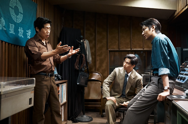 추석 극장가 첫날부터 판 뒤집혔다? 유해진 '암살자(들)'이 타짜4 제치고 1위 찍은 결정적 이....