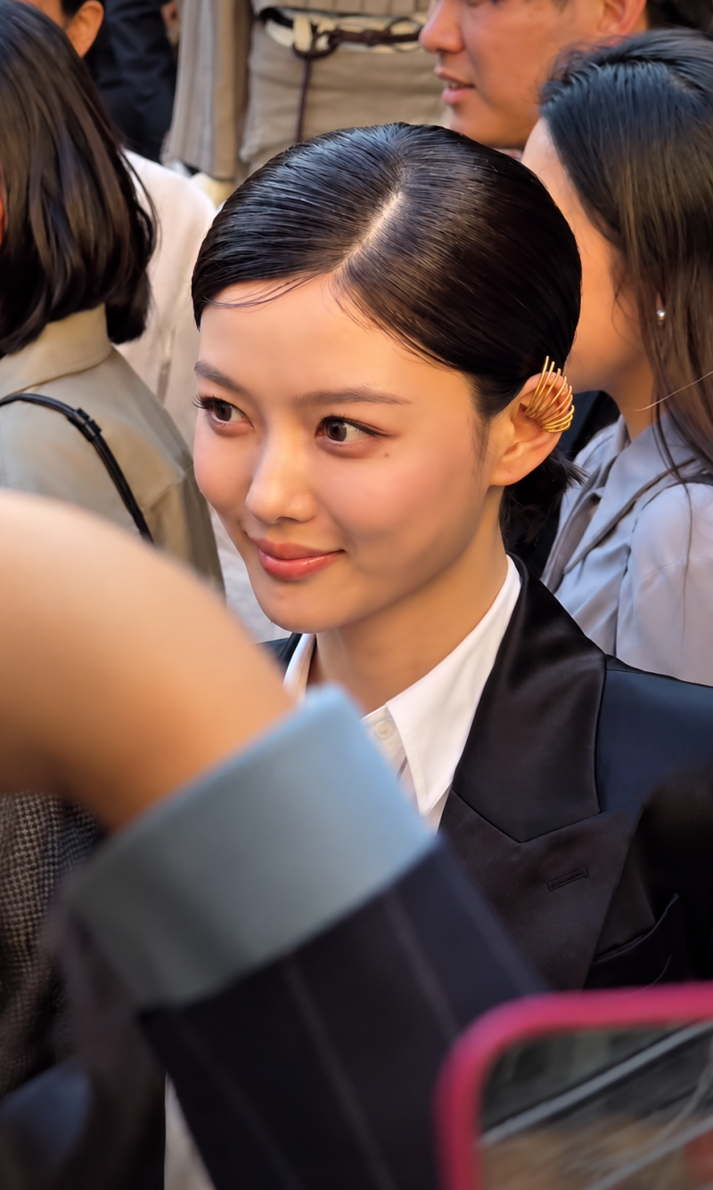 단 하나의 브랜드로 머리부터 발끝까지올킬!밀라노를완벽하게 사로잡은 배우 김유정의 압도....