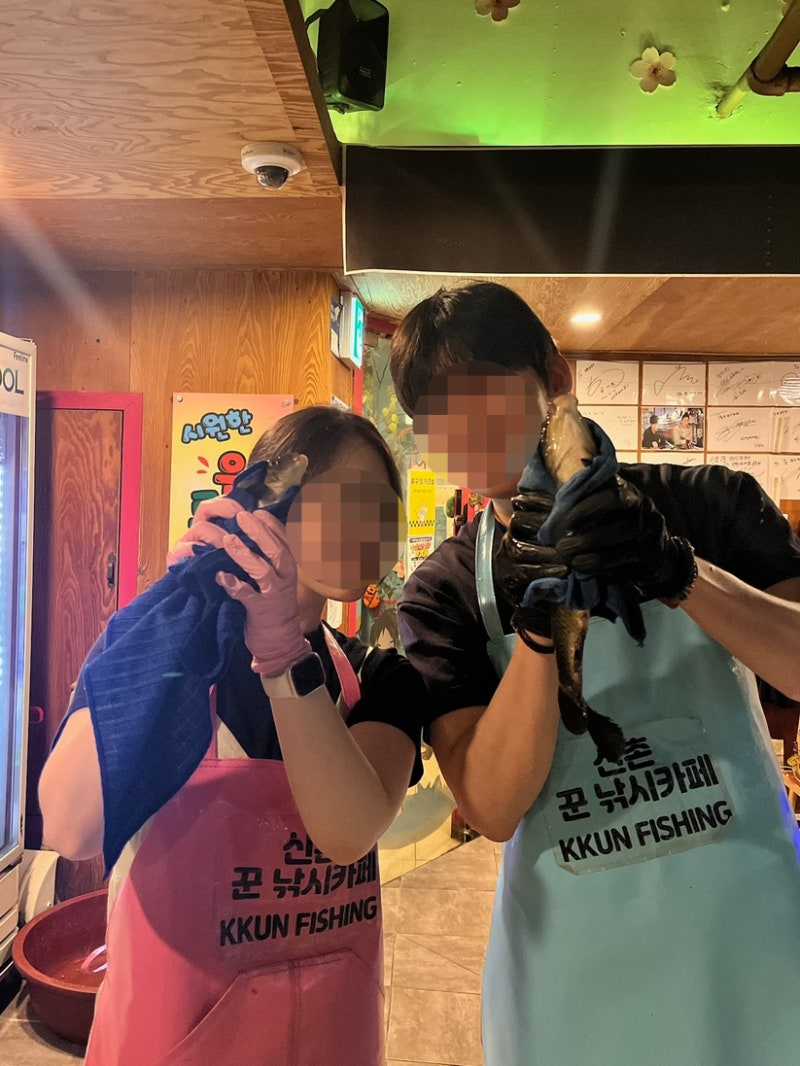 在新村找到的多巴胺大爆發！獵人釣魚咖啡廳弘大新村店