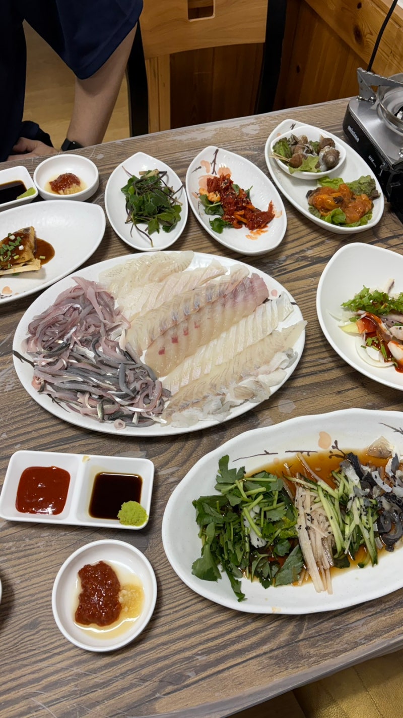 포항 죽도시장 맛집 영광회대게센타｜푸짐한 모듬회에 제철 전어까지 먹고 온 후기