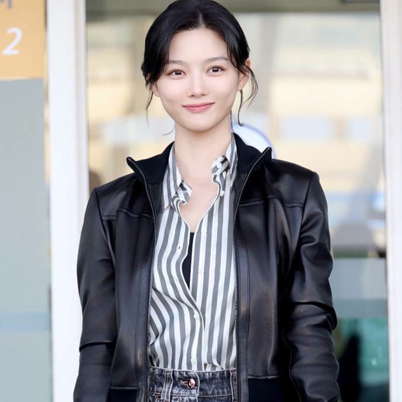 김유정 공항패션, 배럴 팬츠에 가죽 크롭 재킷 걸친 스타일