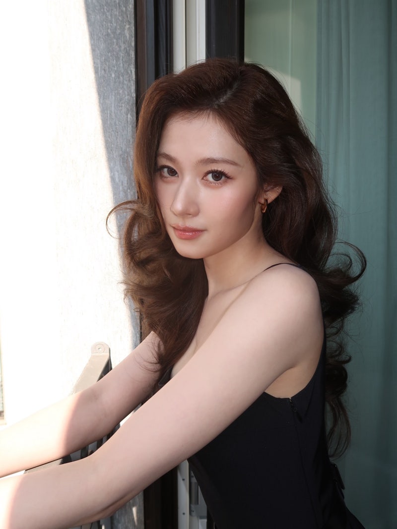 브랜드 화보인 줄.. 호텔 방에서 올블랙 드레스 하나로 찍은 사나 프라다룩