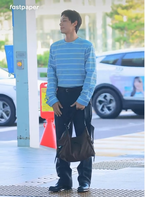 Actor Lee Do-hyun's Milan Appearance and Airport Fashion: An Unexpected Style Controversy