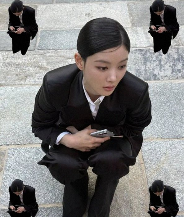 김유정 밀라노 패션: 올블랙 슈트와 파격 이너의 반전 매력!