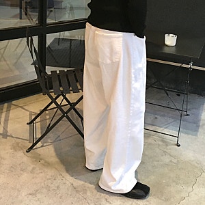 화이트 커브드 코튼 팬츠, 깔끔한데 핏까지 잡은 남자 화이트팬츠