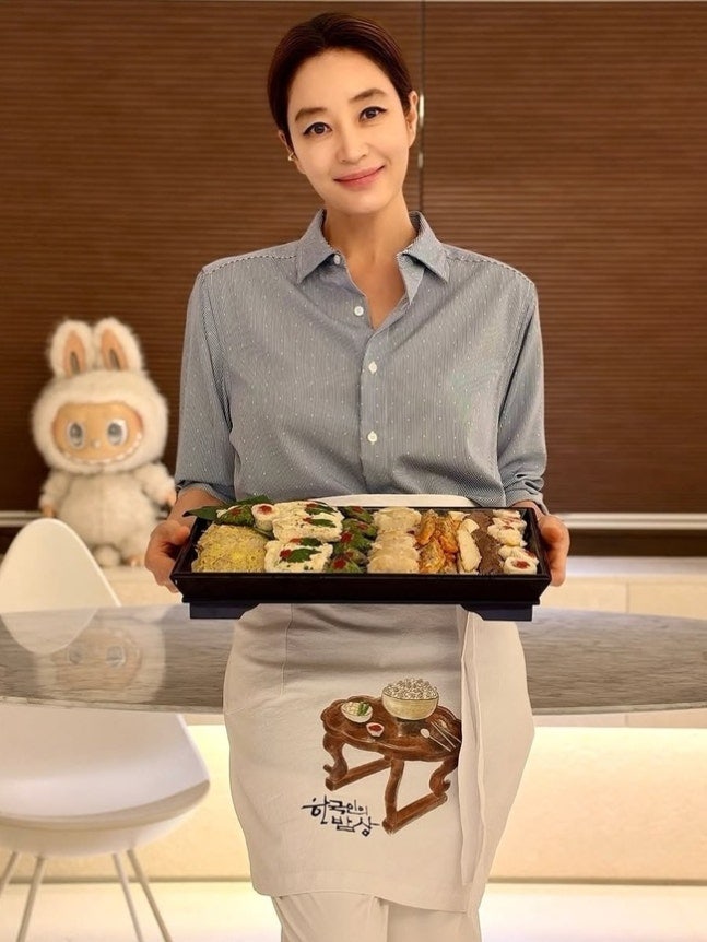 김혜수의 반전 추석 근황, 앞치마 하나로 완성한 단아한 명절 분위기