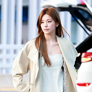 "롱코트 속 반전 슬립 드레스?" ITZY 예지, 자카르타 출국길 조명받은 파격 공항패션