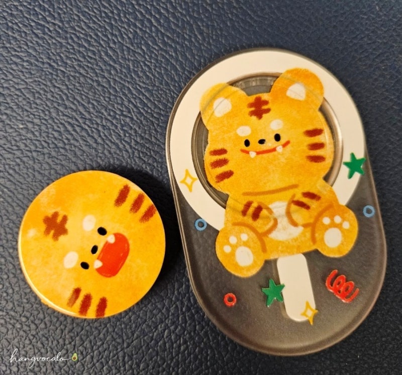 다이소 맥세이프 갤럭시 클리어 케이스와 호랑이 그립톡 마음에 들어