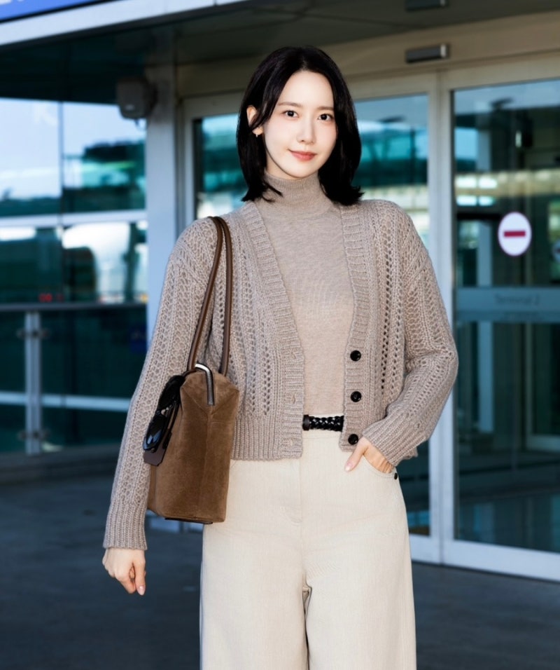 윤아 공항패션 가방 어디꺼? 막스마라 브라운 스웨이드백에 가을 니트까지