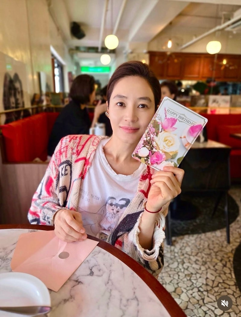 56세 김혜수, 앞치마 두르고 '전' 부친 모습…달라진 근황 포착