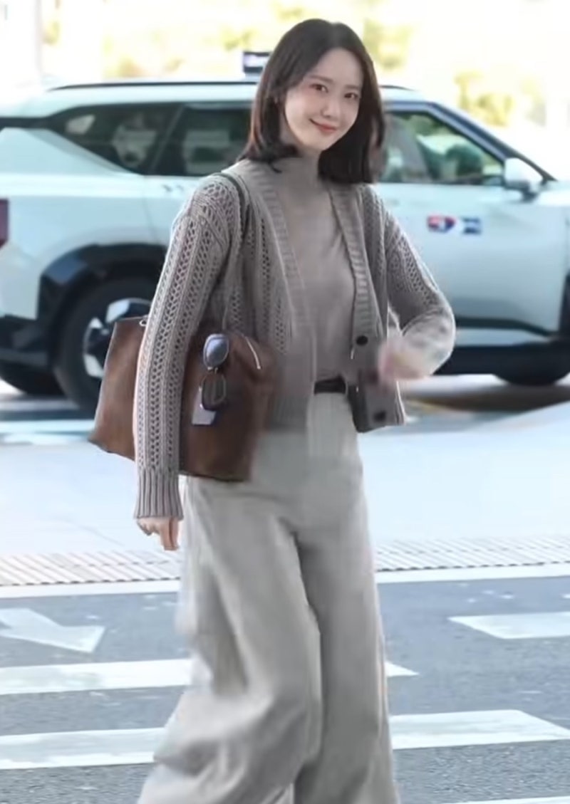 “베이지 이렇게 입으세요” 윤아가 공항에서 보여준 350만원대 가방의 정체