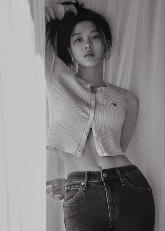 김유정, 밀라노서 복근 공개, 과감하게 드러낸 탄탄한 복근에 시선 집중
