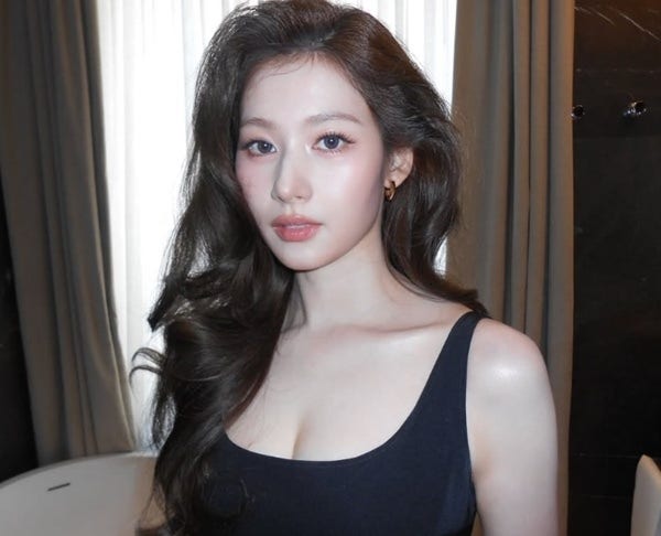 트와이스 사나, 쇄골라인 드러낸 올블랙…파격 자태로 밀라노 사로잡았다