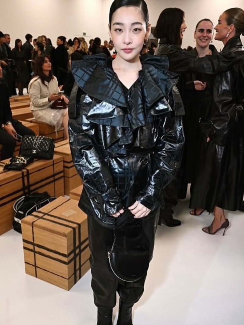 김민하 버버리 패션, 2026 FW 러플 트렌치 올블랙 룩