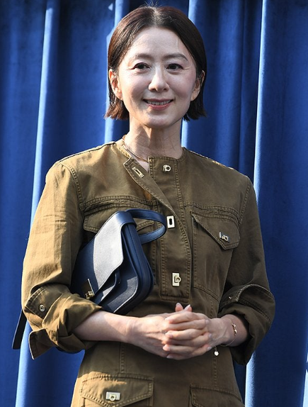 “주름 적나라해서 망한 줄 알았는데” 알고 보니 찬사 폭발한 50대 여배우의 페라가모 룩