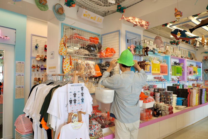 Jeju Seogwipo Souvenir Shops: Snacks and Gifts from Jeju Island