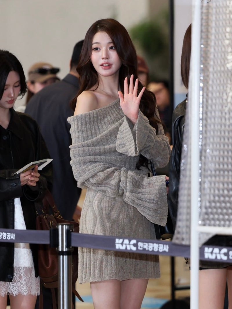장원영 공항패션 또 난리, 니트 원피스에 어그가 이렇게 예쁠 일?