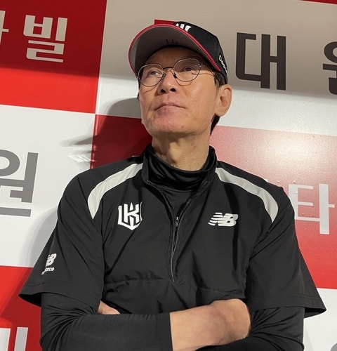 KT 1위 이끄는데 계약은 올해까지…이강철 감독 거취 다시 주목받는 이유