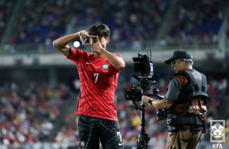 손흥민 환상 궤적 FK골 터졌다! 모레노호 데뷔전, 에콰도르 3-0 완파하며 완벽한 새 출발