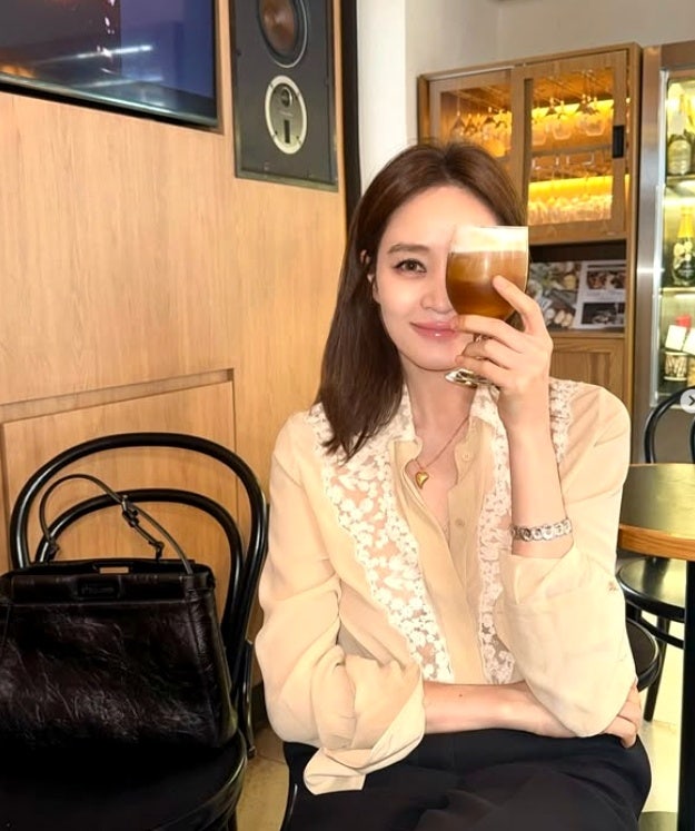 56세 김혜수, 추석 앞치마 인사 속 '새색시 미모'에 실시간 발칵 뒤집힌 이유