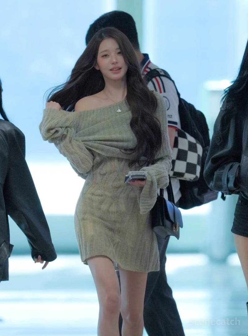 화면이랑 실물이 다름.. 오프숄더 니트 원피스 입은 장원영 공항패션