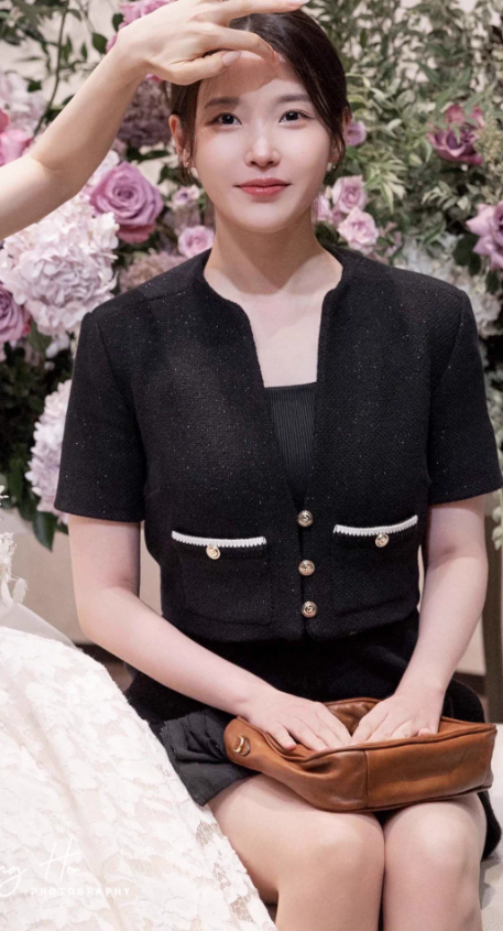 아이유 하객룩, 신부가 손으로 머리 만져준 그날의 블랙 트위드 포인트