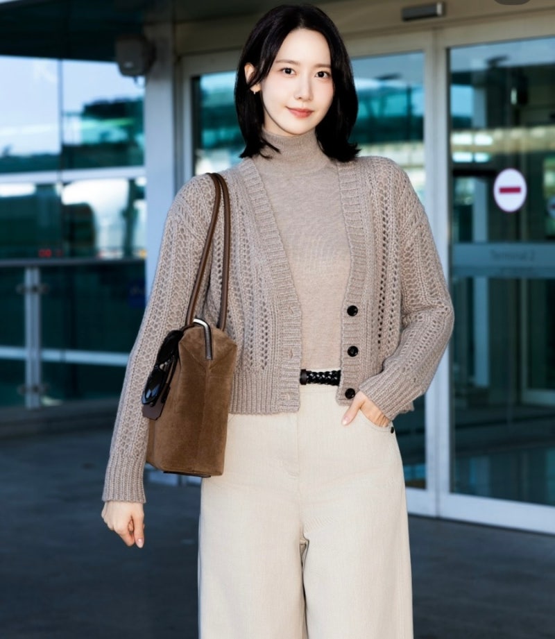 “지금 난리난 윤아 공항패션” 298만원 가디건 입고 보여준 가을 코디