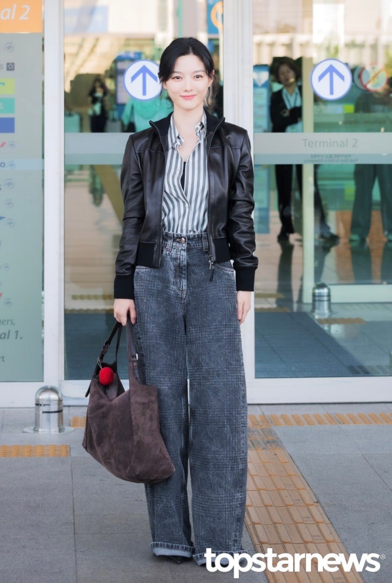 “김유정 맞아?” 가죽자켓에 와이드 데님 그리고 ‘이것’으로 완성한 공항패션