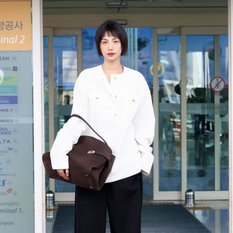 입술 필러 사과 이틀 뒤 나나…페라가모 가방 들고 선 출국 룩