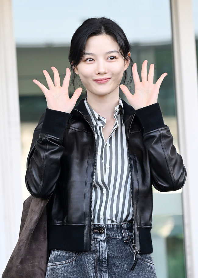 “꾸안꾸 공항패션인 줄 알았는데” 김유정이 청바지에 걸친 자켓 가격이 1479만원