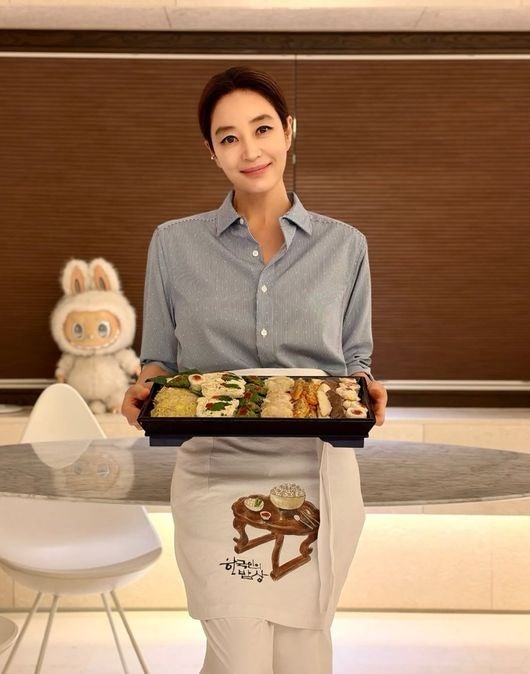앞치마에 적힌 네 글자가 반전, 56세 김혜수, 추석 앞치마 인사 음식 한가득