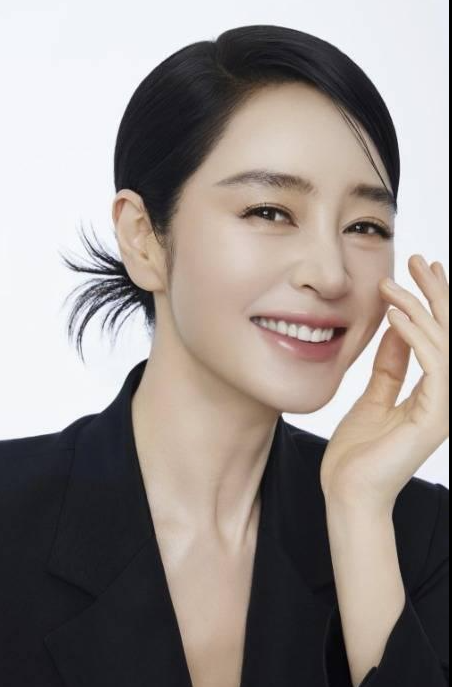 Kim Hye-soo's exposed neckline... Her black dress looked different after changing her hair