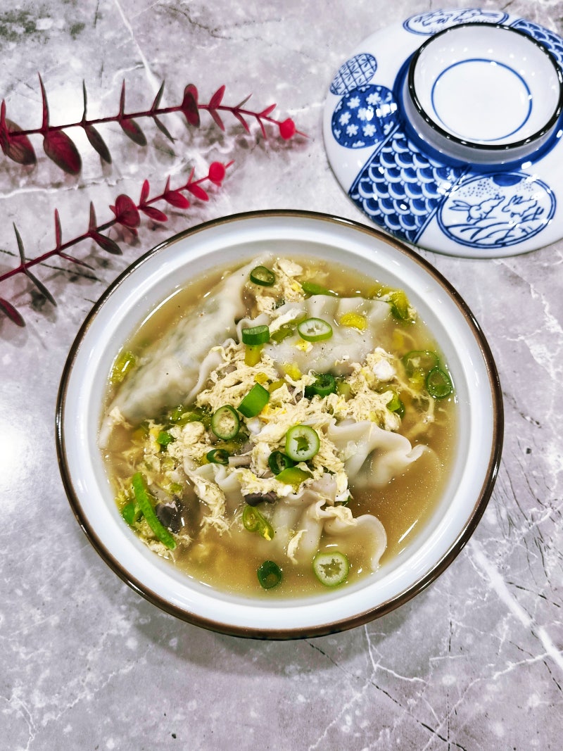 밥 차리기 귀찮을 때! 계란 만두국 끓이는법 레시피