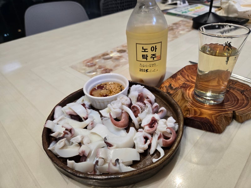 쭈꾸미 갑오징어 숙회 | 가을 제철 두족류, 먹물찜부터 노아탁주 페어링까지